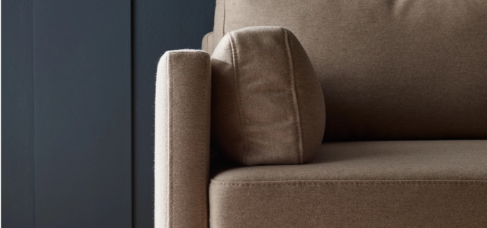 sofa w wełnianym obiciu